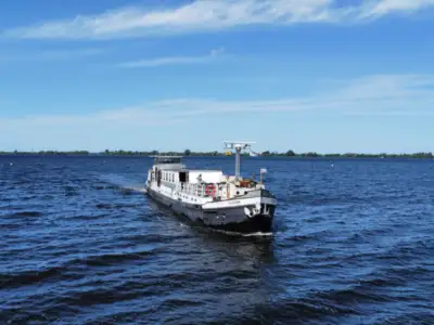 Flora sailing