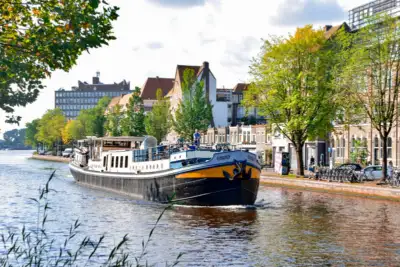 De gandalf varend door amsterdam
