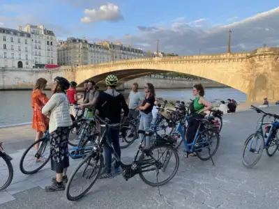 Cyclists along the seine