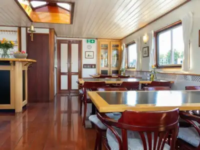 Sarah salon restaurant 03