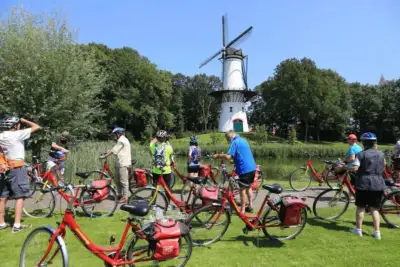 Cyclists Tholen