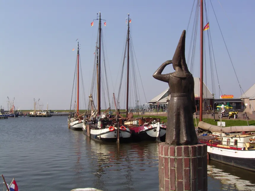 Waddenzee and Friesland Stavoren statue Vrouwtje van Stavoren