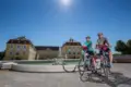 Oesterreich donauradweg schloss hof radfahrer