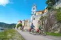 Oesterreich donauradweg wachau duernstein radfahrer